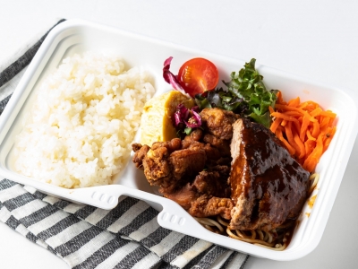 タンドリーチキン×ハンバーグ「ミックス弁当」ランチ 850円（税込）/カフェ・ディナー 1,000円（税別）