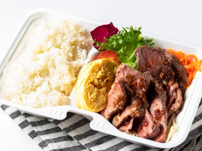 ボリューム満点☆「牛肩ロースのステーキ弁当」ランチ 900円（税込）/カフェ・ディナー 1,050円（税別）
