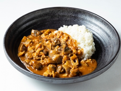 ミシュランスターシェフ米村昌泰氏監修「海老とレンコンとマッシュルームのカレー」ランチ 1,100円（税込）/カフェ・ディナー 1,250円（税別）