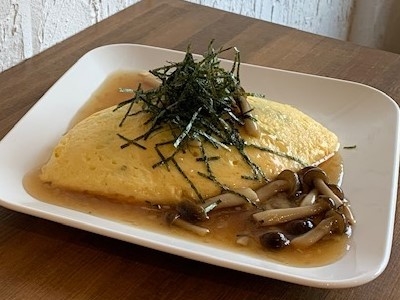 黄色いたまごから黒いごはん！？「黒い和風オムライス」　1,200円（税込）