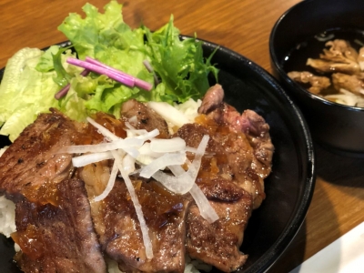 迷ったらコレ！上等焼肉丼！　シングル110グラム　890円（税込）ダブル　160グラム　1,090円（税込）