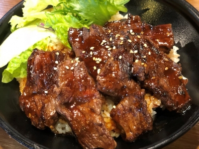 ランチ限定！人気のハラミ丼！　シングル90グラム　590円（税込）ダブル180グラム　790円（税込）