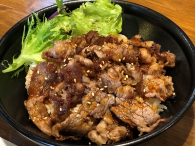 ボリューム満点カルビ丼！　シングル90グラム　490円（税込）ダブル180グラム　690円（税込）