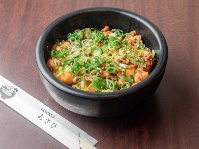 ピリ辛キムチ×鹿児島産 桜島どりゴールド「コリアンチキン丼」730円（税込）