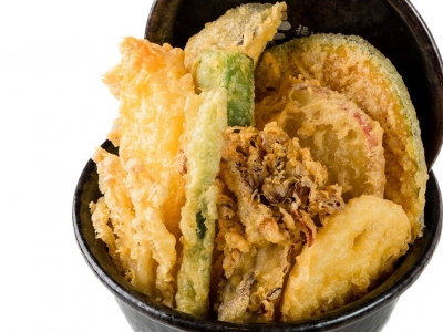 新鮮な野菜が9種類！「野菜天丼弁当」　弁当のみ 690円（税込）／味噌汁付 790円（税込）
