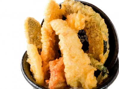 サクサク衣の鶏天を3個トッピング☆「鶏天丼弁当」　弁当のみ 690円（税込）／味噌汁付 790円（税込）