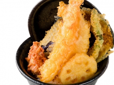 野菜の天ぷらと唐揚げのリーズナブルな丼☆「天丼弁当」　弁当のみ 640円（税込）／味噌汁付 740円（税込）