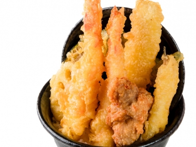 海鮮天ぷらと唐揚げが両方味わえる☆「上天丼弁当」　弁当のみ 890円（税込）／味噌汁付 990円（税込）