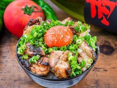 大きな地鶏がのった地鶏丼 1,000円（税込）