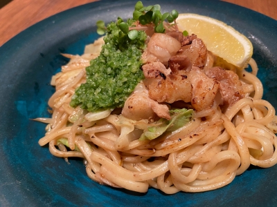 もっちり太麺のホルモン塩焼きそば♪　1,300円（税込）
