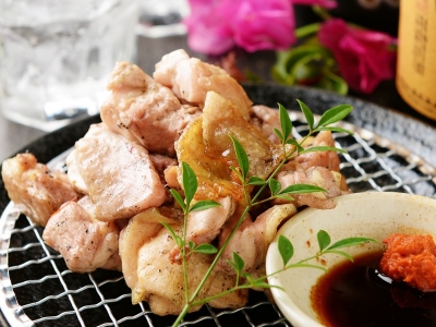 しっかりとした歯ごたえと旨み！ 薩摩赤鶏炭火焼 　842円（税込）