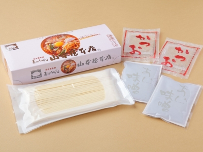味噌煮込うどん【半生めん】2人前入　972円（税込）