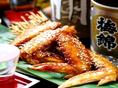 炭火でじっくり焼き上げる　漬け込み焼手羽先　734円（税込）