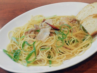 豚の旨みと醤油が香る 塩豚と九条ネギの燻製醤油ペペロンチーノ　800円（税込）