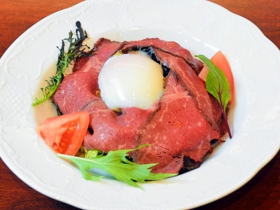 洋わさびソースで召し上がれ！ 尾張牛ローストビーフと温泉卵のサラダ　680円（税込）