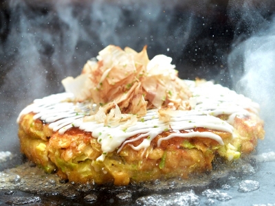 当店イチオシ！ メレンゲふわふわ鉄神のお好み焼き（豚玉）　842円（税込）
