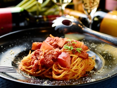 本格パスタも！ 厚切りベーコンとフレッシュトマトのアラビアータ　842円（税込）