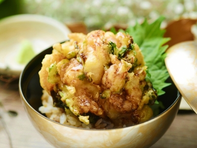 ボリュームたっぷり！ 海老かき揚げ天丼　950円（税込）