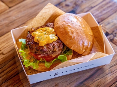 牛肉100％！ ジューシーな手作りパテ！  Rob&#039;sバーガー 　864円（税込）