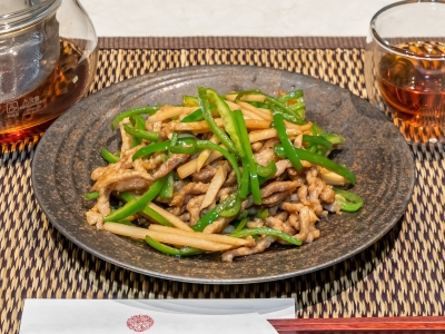 旨みを餡でギュッ！  青椒肉絲飯  サラダ付き　1,080円（税込）