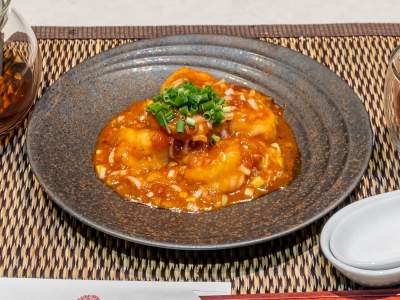 特製チリソースが香る！  海老チリ弁当  サラダ付き　1,620円（税込）