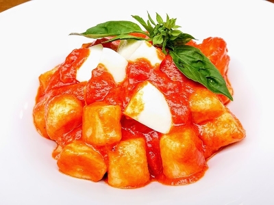 フレッシュトマトとイタリア産モッツァレラチーズのトマトソース自家製じゃがいもニョッキ　1,100円（税込）