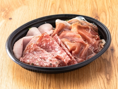 極薄切り！　生ハムとサラミの盛り合わせ　540円（税込）