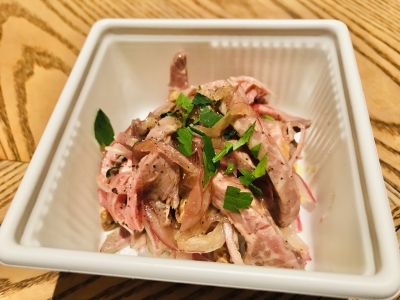 熟成バルサミコ風味　ローストビーフと赤玉ねぎのサラダ　648円（税込）