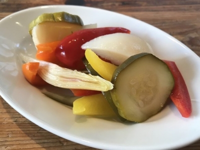 旬の味をご用意　季節野菜のピクルス　324円（税込）