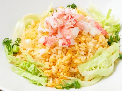 蟹の旨味引き立つ　ズワイ蟹肉のサラダ炒飯　1,080円（税込）