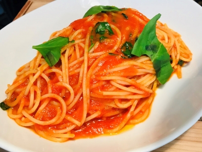 シンプルなおいしさ！　トマトとバジリコのスパゲッティ　864円（税込）