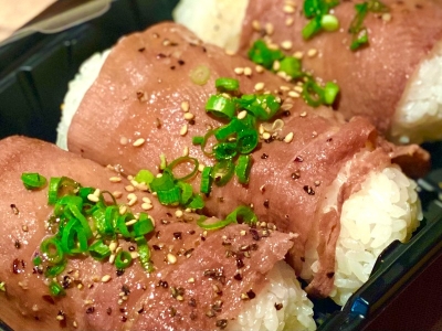 タレがしみこむ　炙り牛タン肉巻きにぎり（3個）　1,000円（税込）