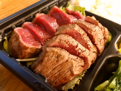 ボリュームたっぷり！  馬肉のグリル弁当　1,620円（税込）