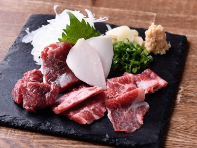 馬刺し5種を堪能　馬刺しの盛合せ　2,200円（税込）