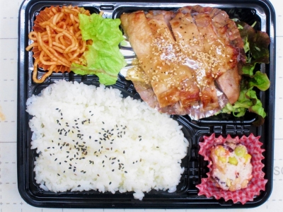 素材の味を楽しむ　あぶり塩焼チキン弁当　680円（税込）