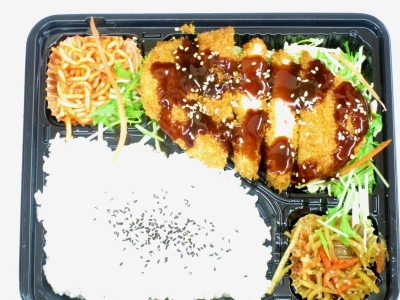 ガッツリ！　とんかつ弁当　700円（税込）