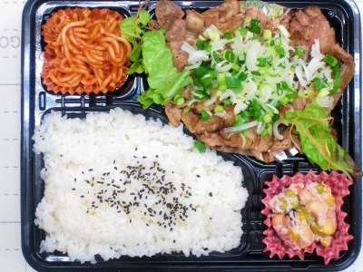 肉好きはこちら！　バカネギ牛カルビ弁当　750円（税込）