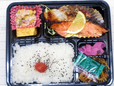 定番のお弁当　紅鮭弁当　710円（税込）