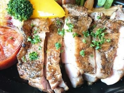 チキンの薪火焼200ｇ　918円（税込）