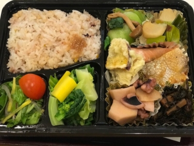 お弁当　各種　864円（税込）