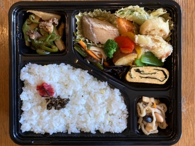 お弁当　各種　864円（税込）