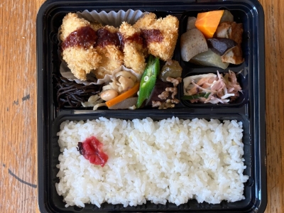 お弁当　各種　864円（税込）