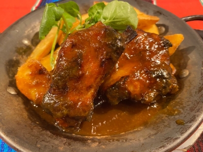 オリジナルBBQソースやわらか豚スペアリブ　870円（税込）