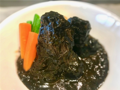 悪魔の煮込み(牛・赤ワイン）　980円（税込）