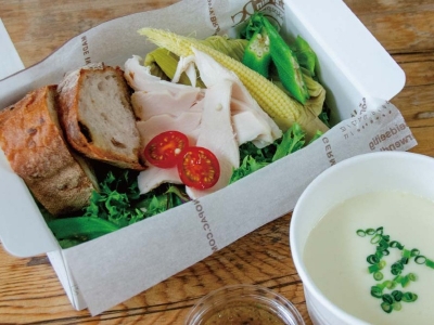 季節野菜たっぷりサラダと自家製スープ   1,090円（税込）