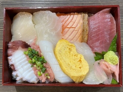 海鮮丼　1,300円（税込）