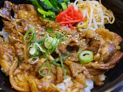 牛カルビ丼弁当　750円（税込）