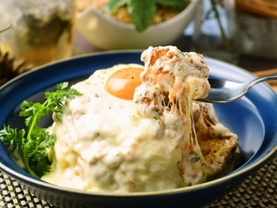 クリーミーモッツァレラの白いキーマカレー　S920円　М950円　L1,000円（いずれも税込）