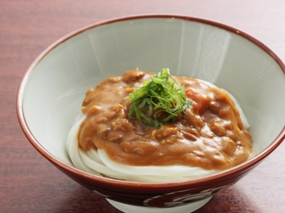 カレーうどん　小450円　並550円　大660円（すべて税込）