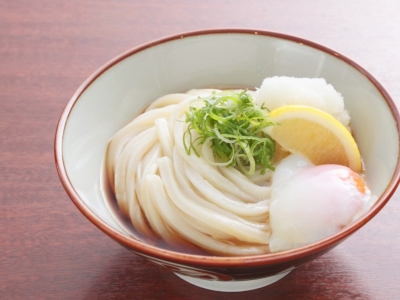 温玉ぶっかけうどん　小400円　並500円　大600円（すべて税込）